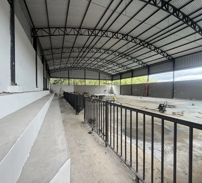 Quadra coberta com arquibancada